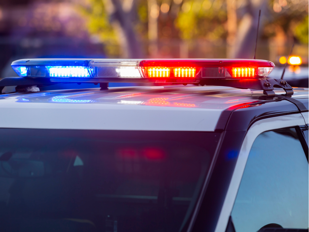 man verkracht vrouw en stopt kind in koffer foto van politie auto