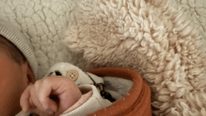 bevalling zonder partner hand van baby en deken