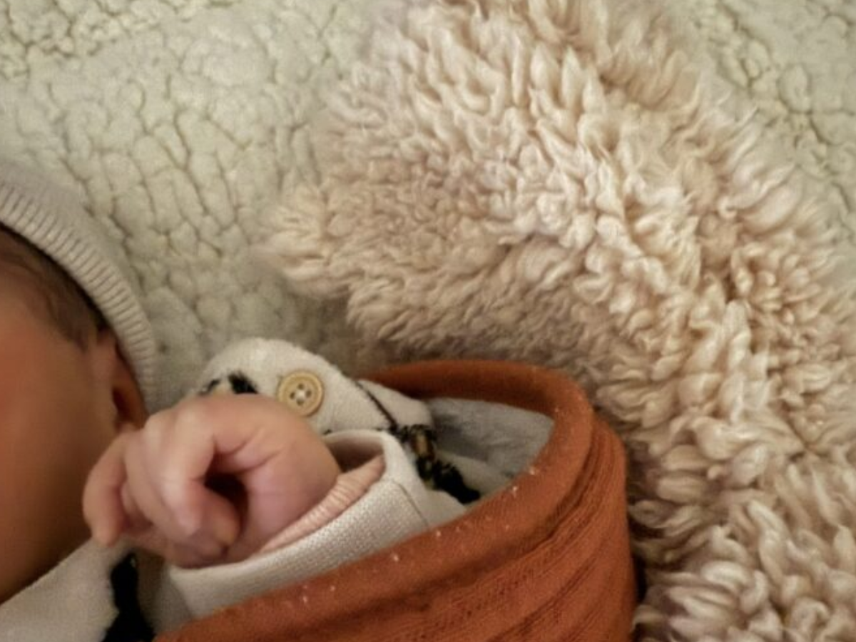 bevalling zonder partner hand van baby en deken