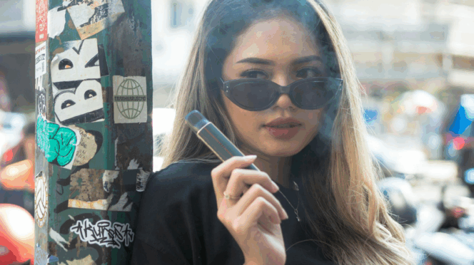 tieners kopen vape foto van meisje met vape