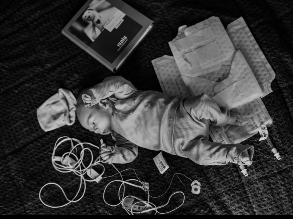 baby op NICU foto van baby mamablogger met slangetjes en draadjes