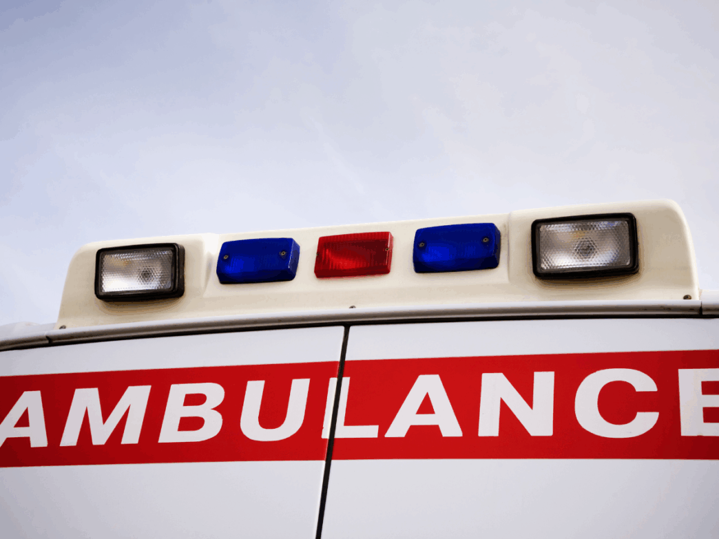 peuter bekneld autostoel foto van ambulance