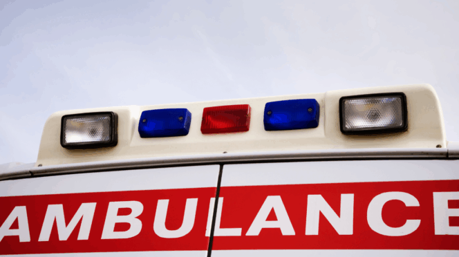 peuter bekneld autostoel foto van ambulance