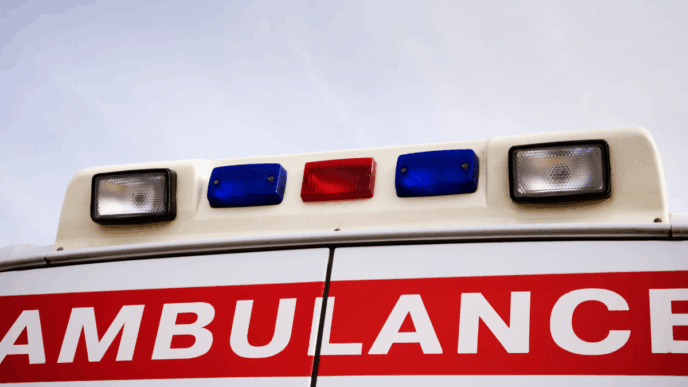 peuter bekneld autostoel foto van ambulance