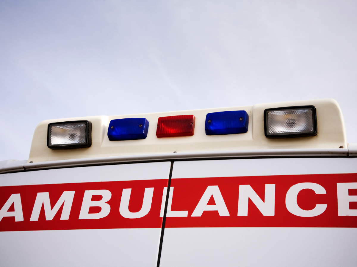 peuter bekneld autostoel foto van ambulance