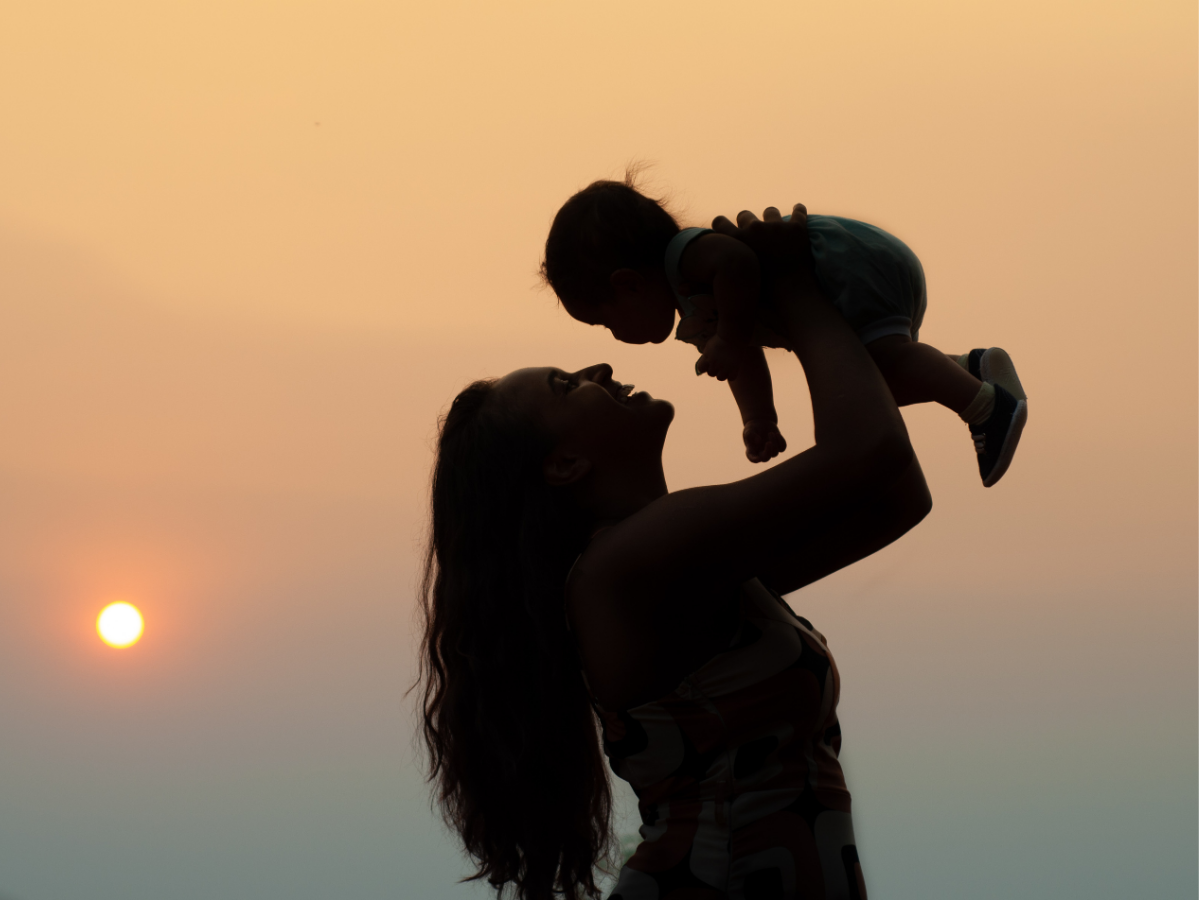 yasmine winter vol liefde foto van moeder en baby