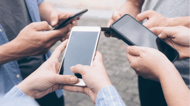 tieners ai naaktbeelden foto van tieners met telefoons