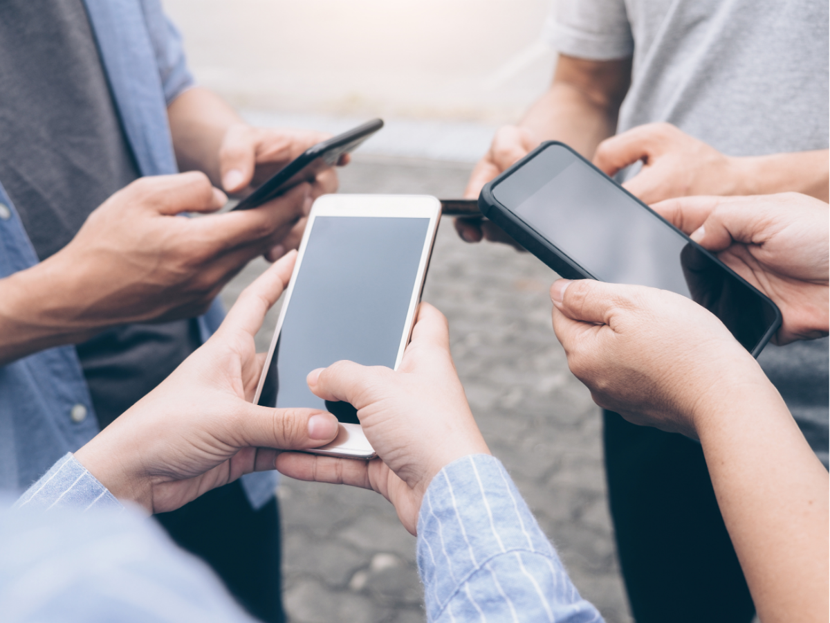 tieners ai naaktbeelden foto van tieners met telefoons