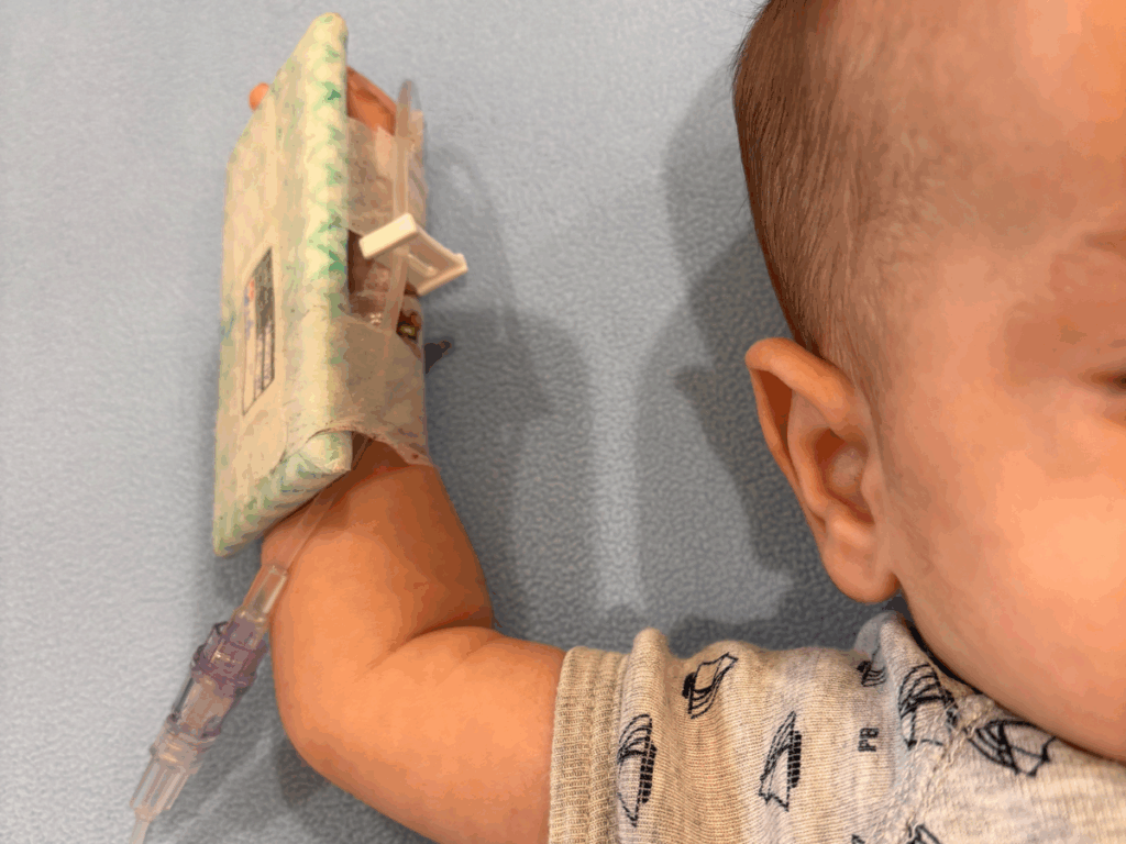 baby ziek op vakantie max met een infuusje