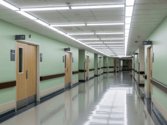 vader brengt baby zelf ter wereld foto van ziekenhuisgang