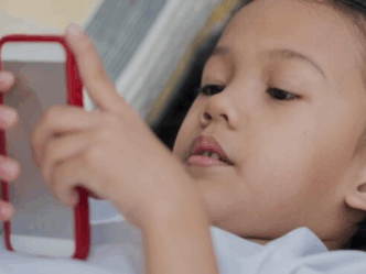televisie voor het slapen kinderen kind op telefoon