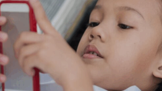 televisie voor het slapen kinderen kind op telefoon