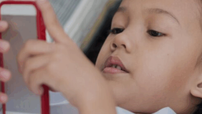 televisie voor het slapen kinderen kind op telefoon
