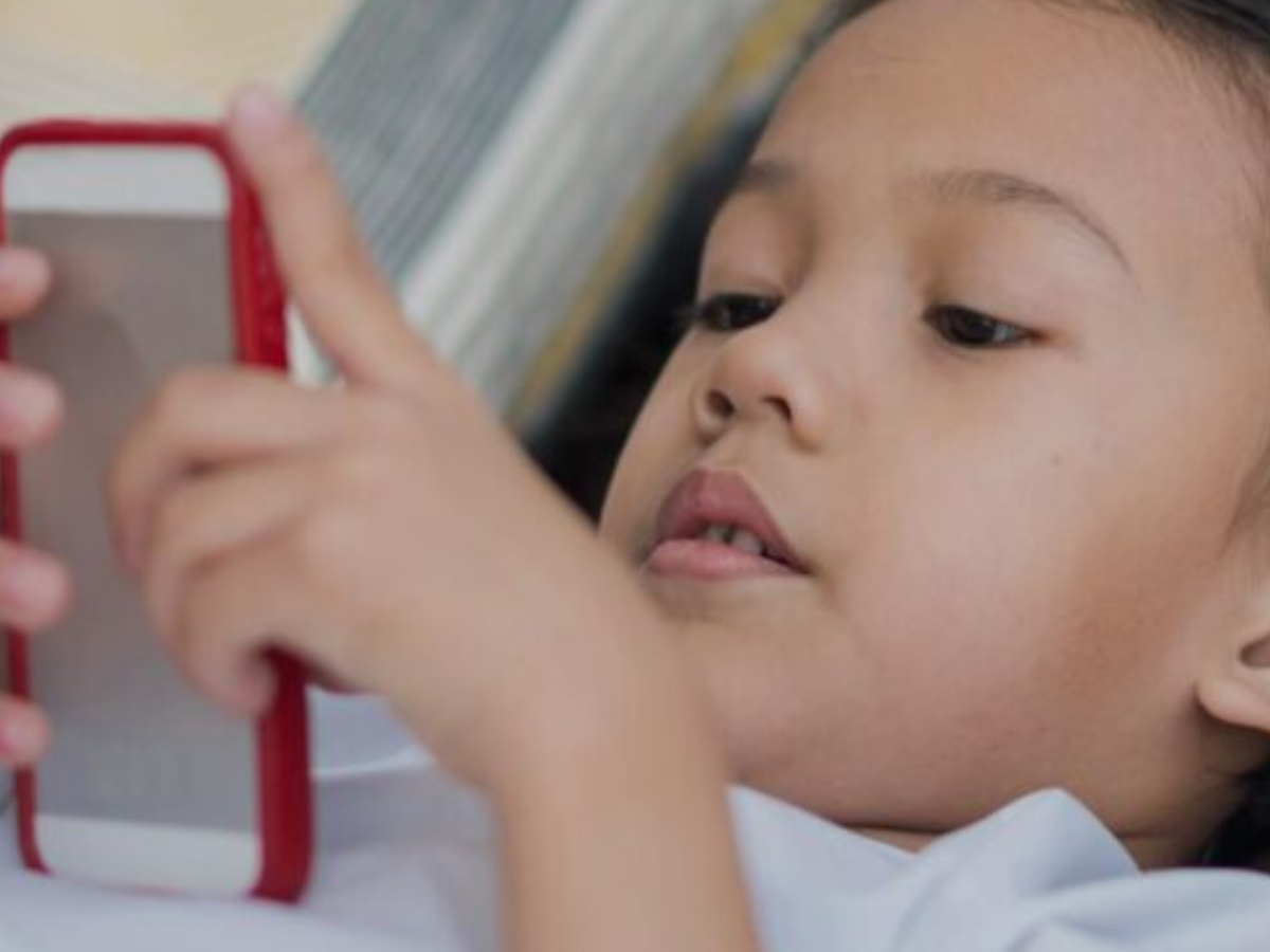 televisie voor het slapen kinderen kind op telefoon