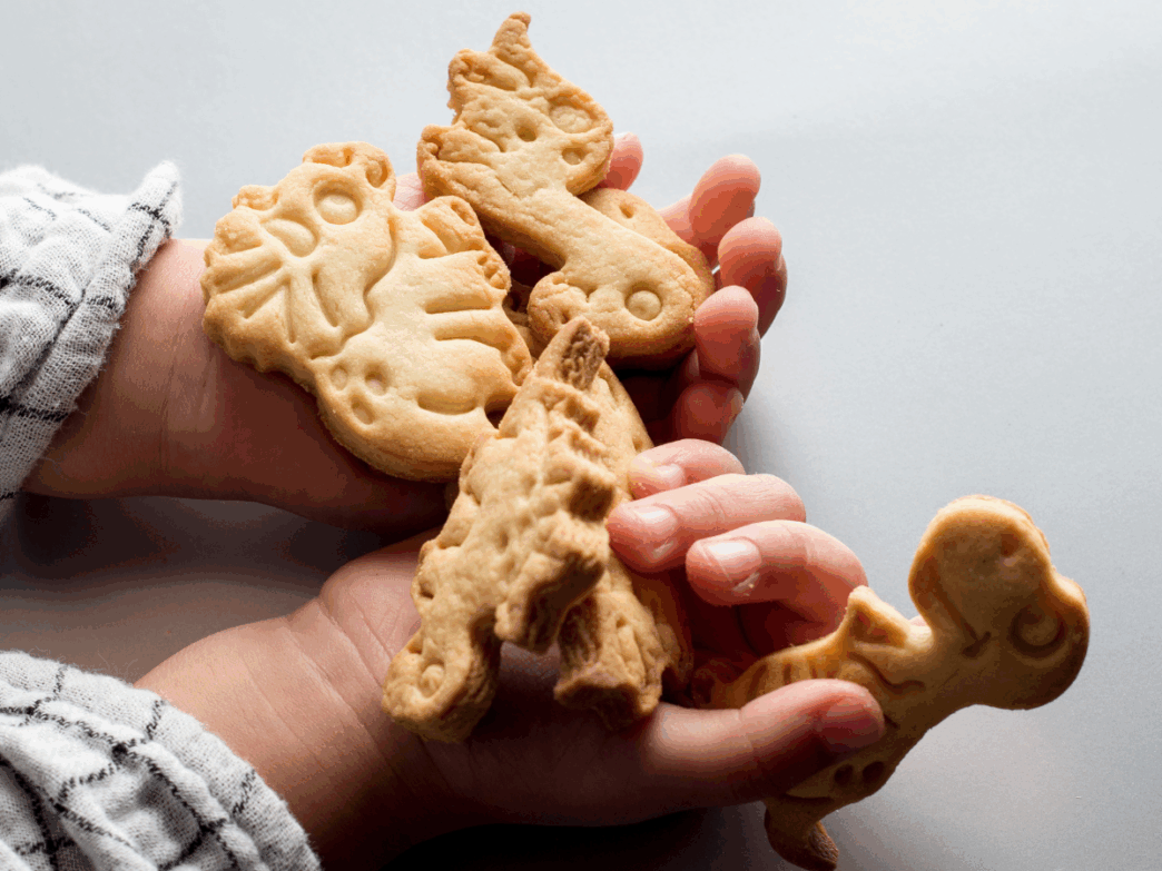 kinderkoekjes minst slecht foto van kinderhandjes met kinderkoekjes