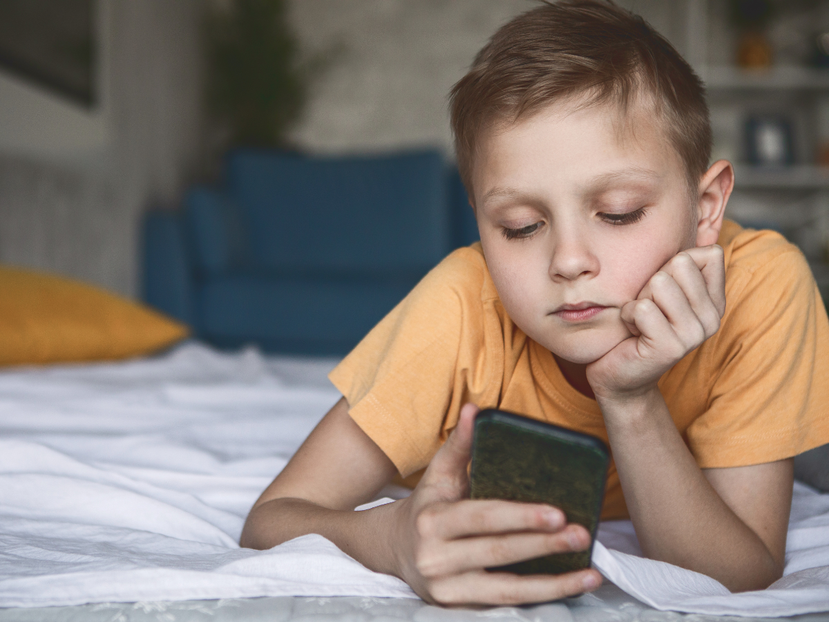 WhatsApp kinderen ouderlijk toezicht foto van kind met telefoon