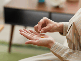 online abortuspil foto van vrouw met pil in haar hand