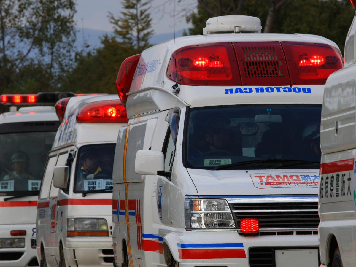 zwangere vrouw doodgebeten door pitbull foto van ambulance