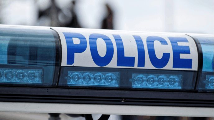 9-jarig jongetje opgesloten busje Frankrijk foto van politieauto