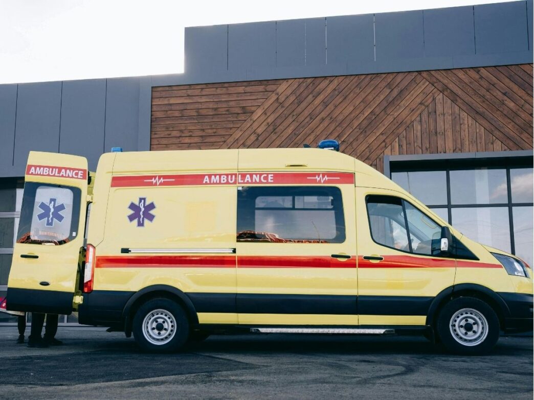 baby bijna verdronken badje foto van ambulance