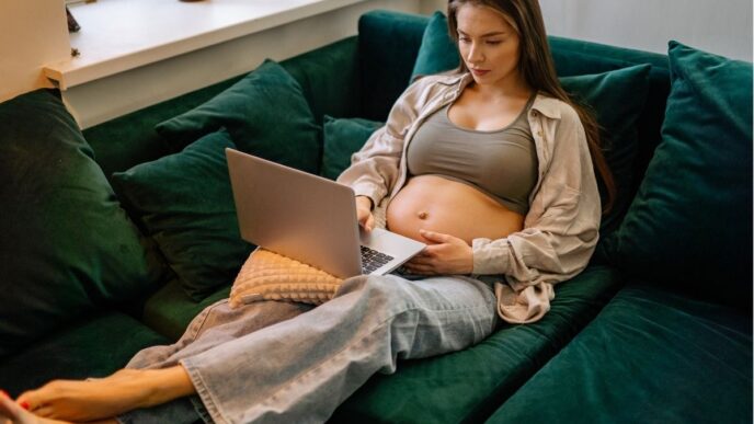 zwangerschapsdiscriminatie werk foto van zwangere werkende vrouw