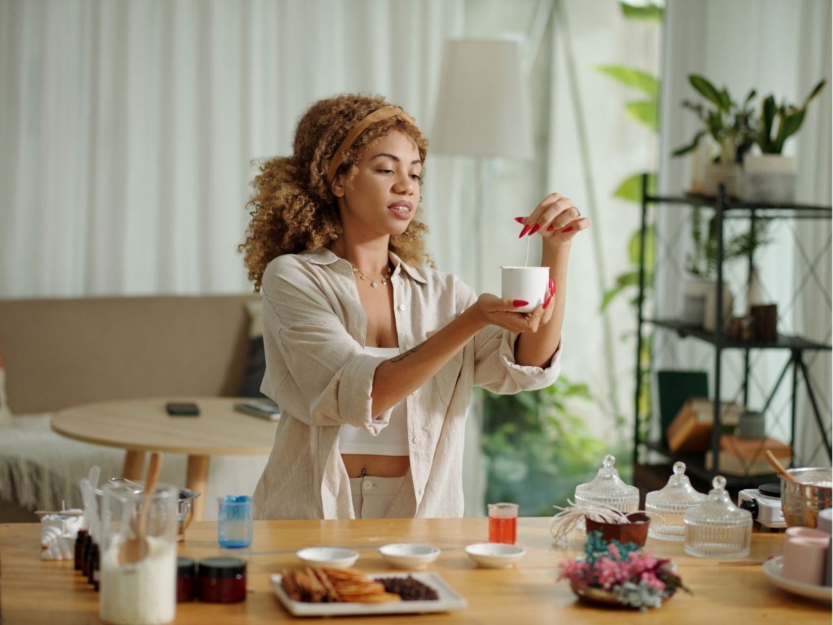 hobby per sterrenbeeld foto van vrouw die kaarsen maakt