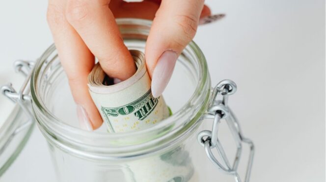 geld na scheiding moeder foto van spaarpot