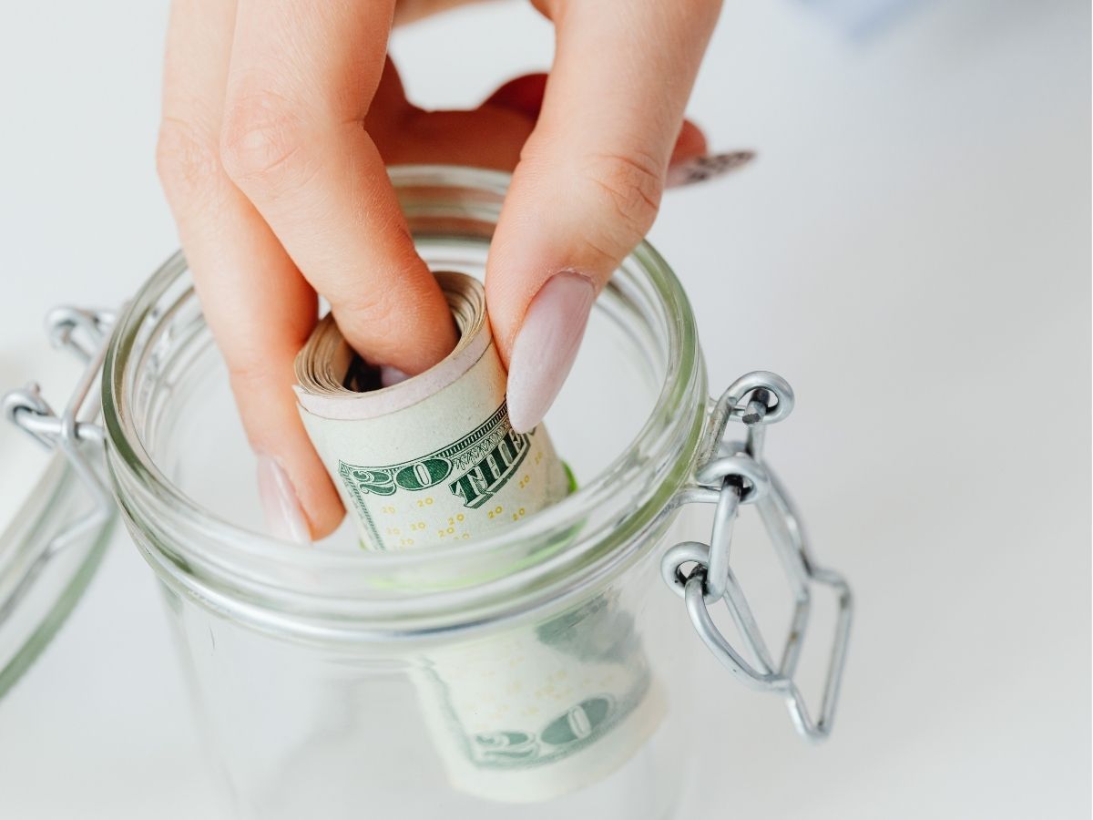 geld na scheiding moeder foto van spaarpot