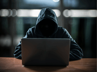 online kindermisbruik livestreams foto van anoniem persoon achter laptop