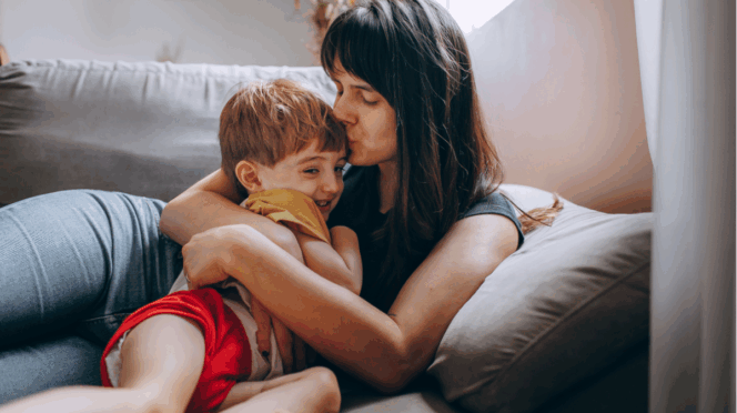 met kind praten over oorlog foto van moeder en kind