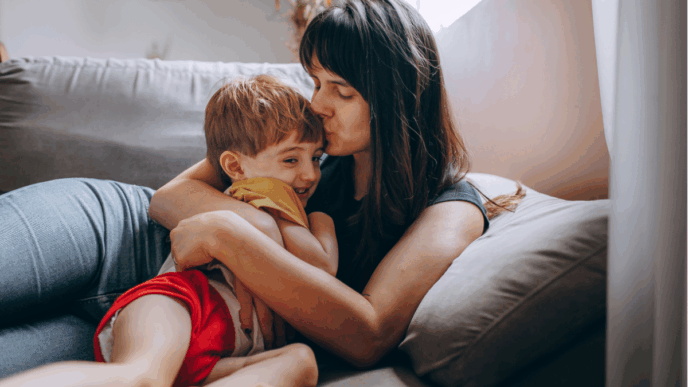 met kind praten over oorlog foto van moeder en kind