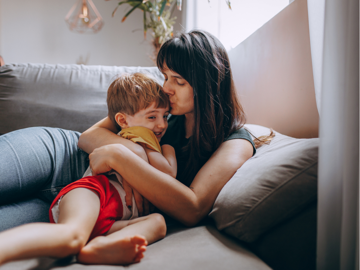 met kind praten over oorlog foto van moeder en kind