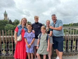 dochter heeft botkanker foto van linda en gezin