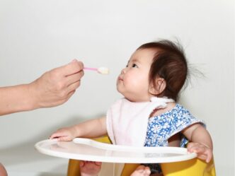 babyvoeding rattengif foto van baby met potje babyvoeding