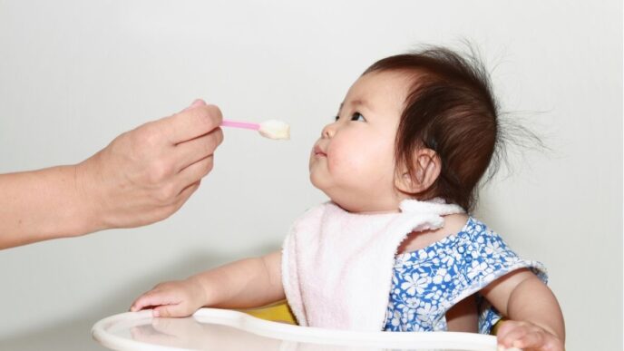 babyvoeding rattengif foto van baby met potje babyvoeding