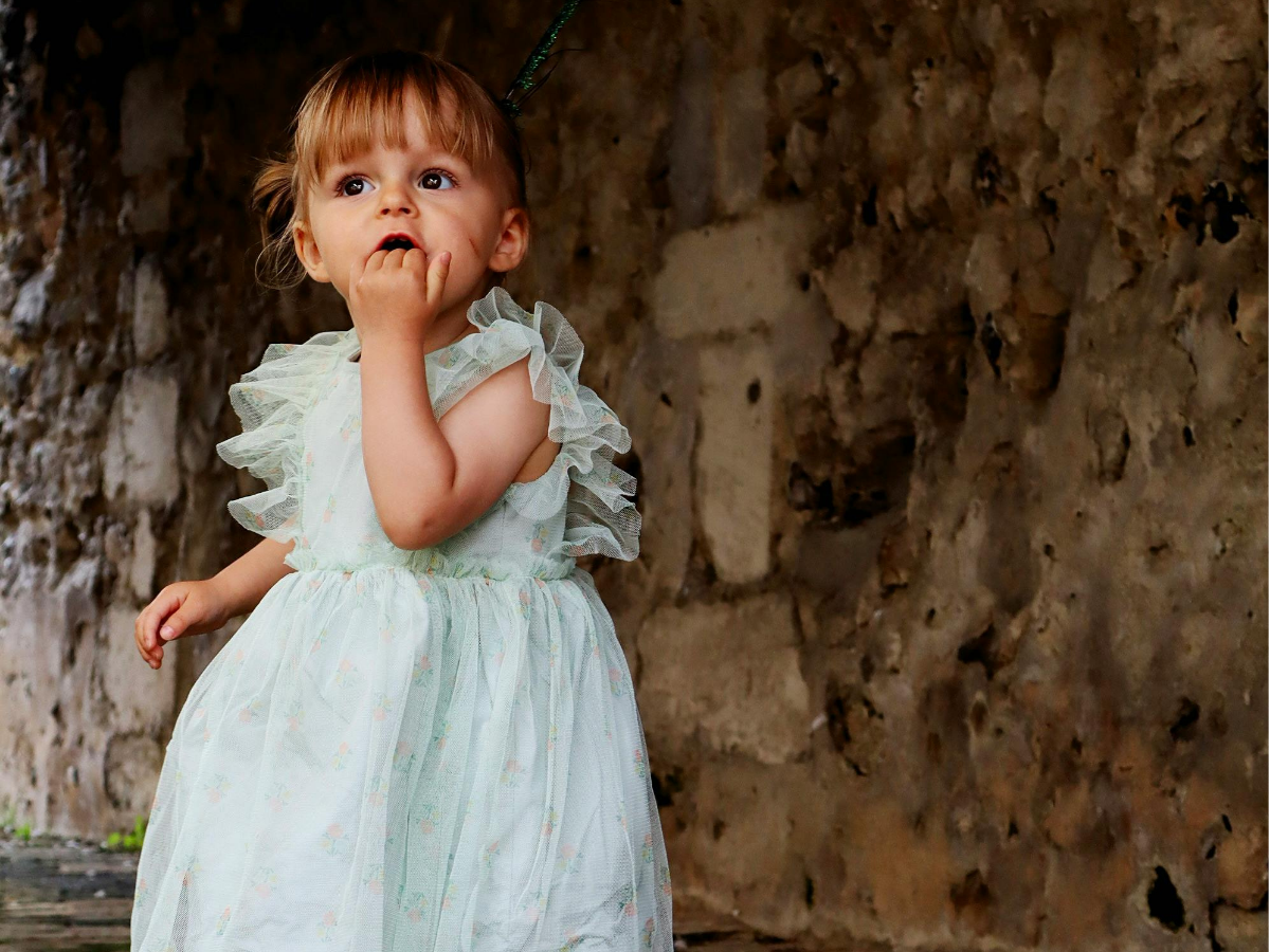 giftige stoffen kinderkleding foto van meisje in jurk