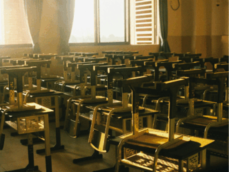 versnipperde meivakantie foto van leeg klaslokaal