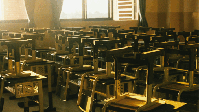 versnipperde meivakantie foto van leeg klaslokaal