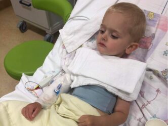 kind diabetes type 1 foto van zoon in ziekenhuis