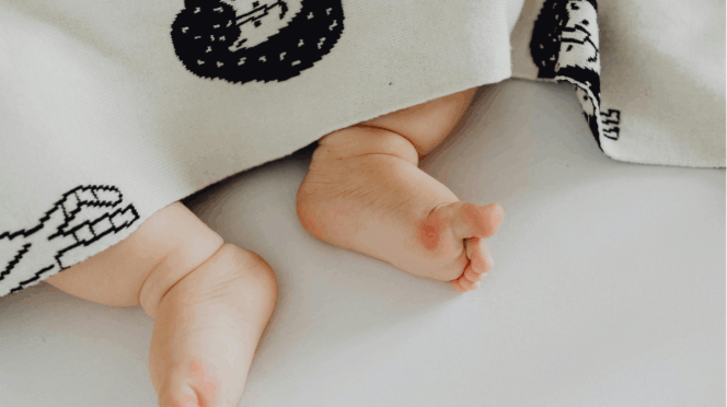 slaapt mijn dreumes genoeg foto van voetjes van peuter onder deken