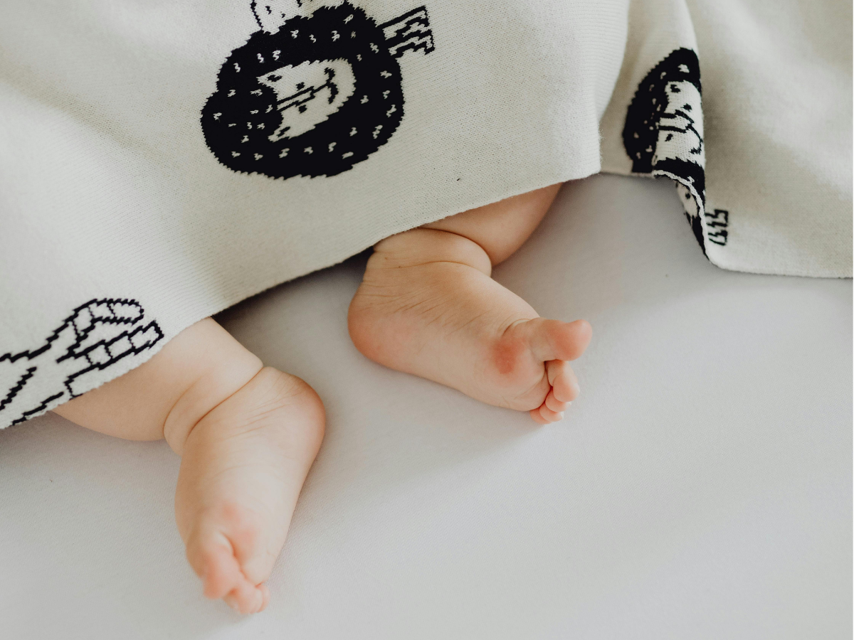 slaapt mijn dreumes genoeg foto van voetjes van peuter onder deken