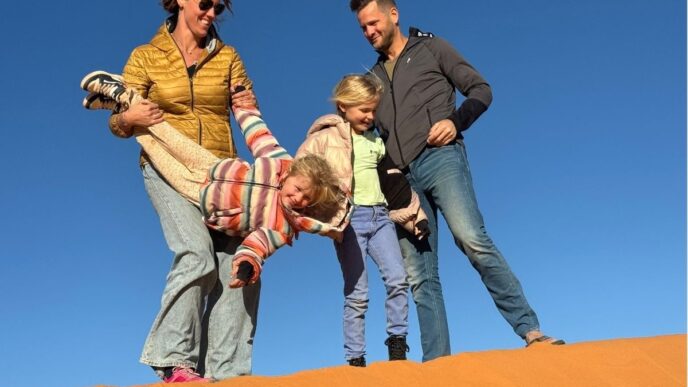 wereldreis met gezin foto van gezin van suzan in de woestijn