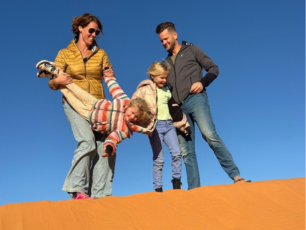 wereldreis met gezin foto van gezin van suzan in de woestijn