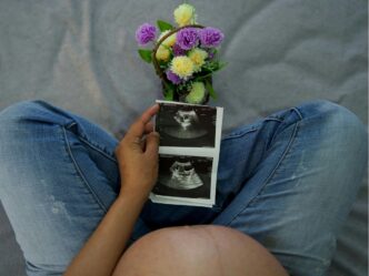 gehoorschade baby zwangerschap foto van zwangere vrouw