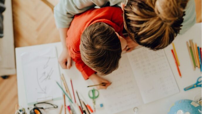 thuisonderwijs zonder toezicht foto van moeder die kind lesgeeft