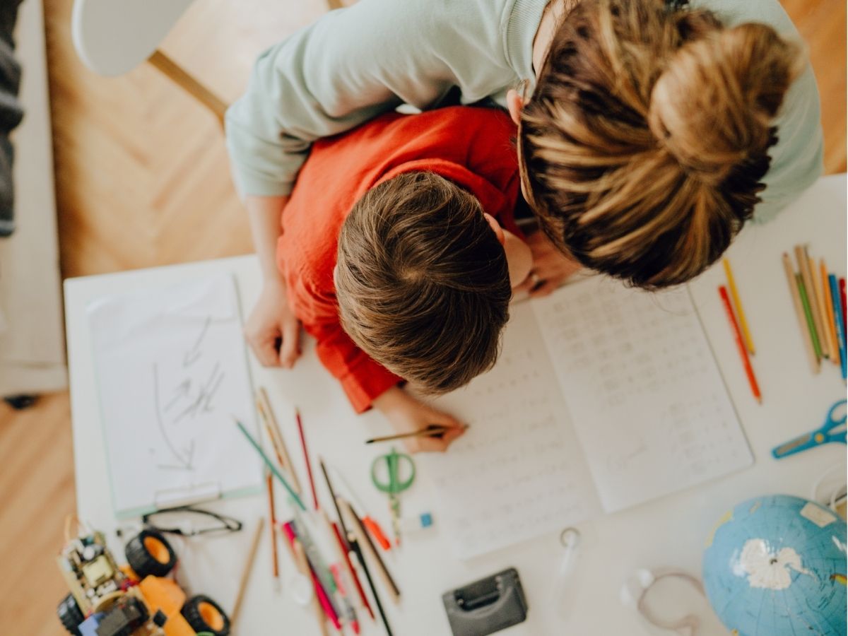 thuisonderwijs zonder toezicht foto van moeder die kind lesgeeft