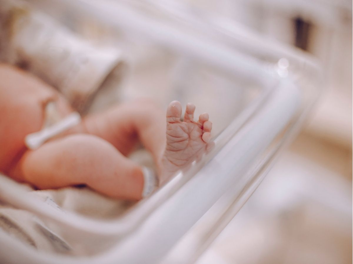 slimme pleister stress baby foto van baby in couveuse