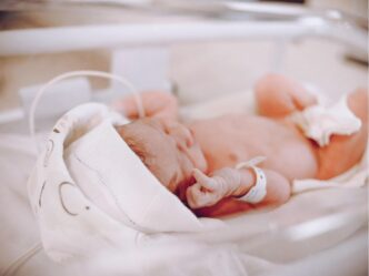 hersenschade premature baby foto van baby in couveuse