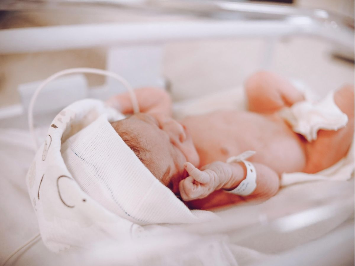 hersenschade premature baby foto van baby in couveuse