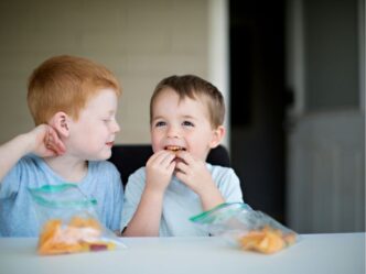 Nibb-It Rings uit assortiment foto van kinderen die chips eten